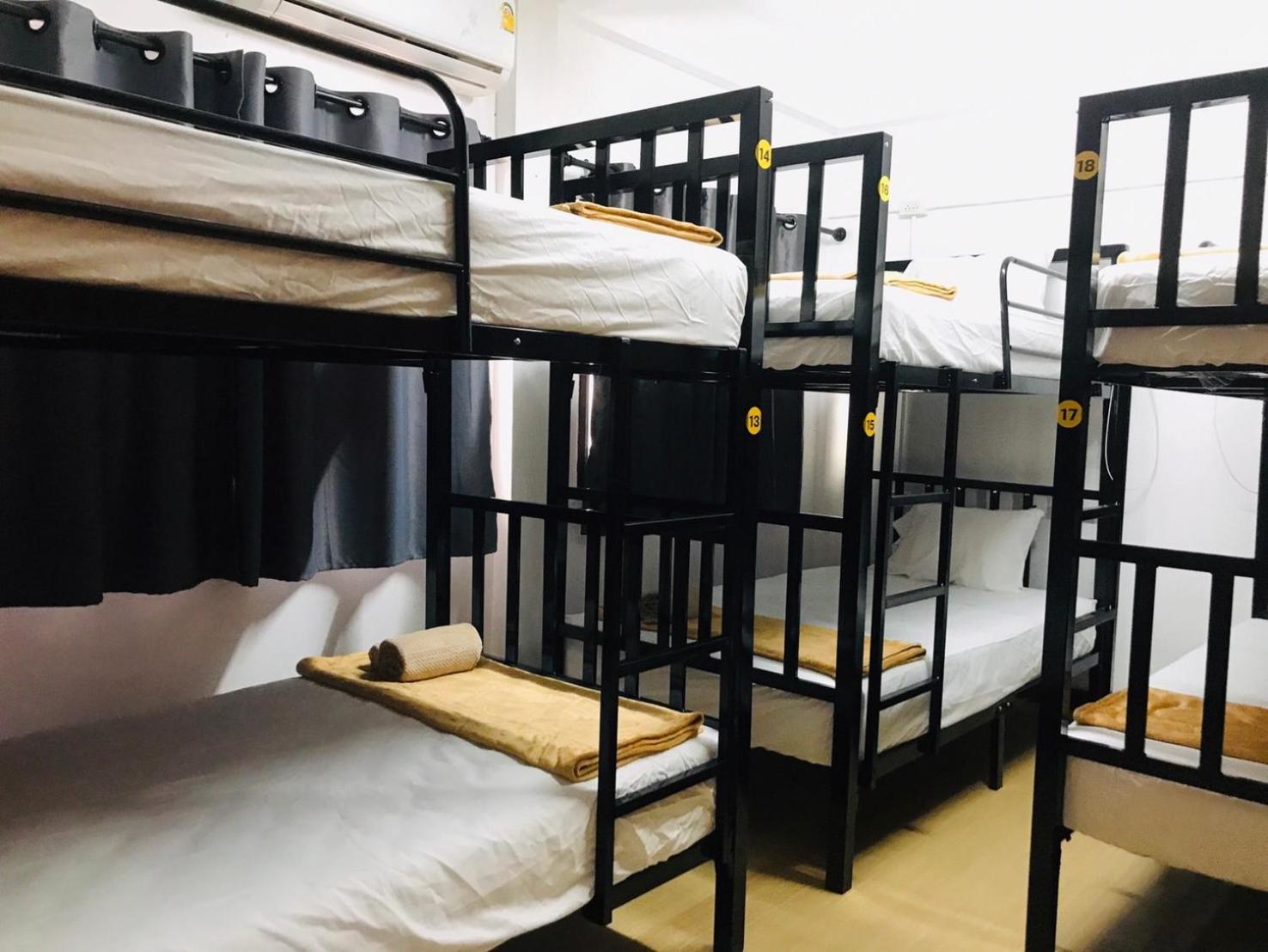 Silom Guesthouse Bangkok Ngoại thất bức ảnh