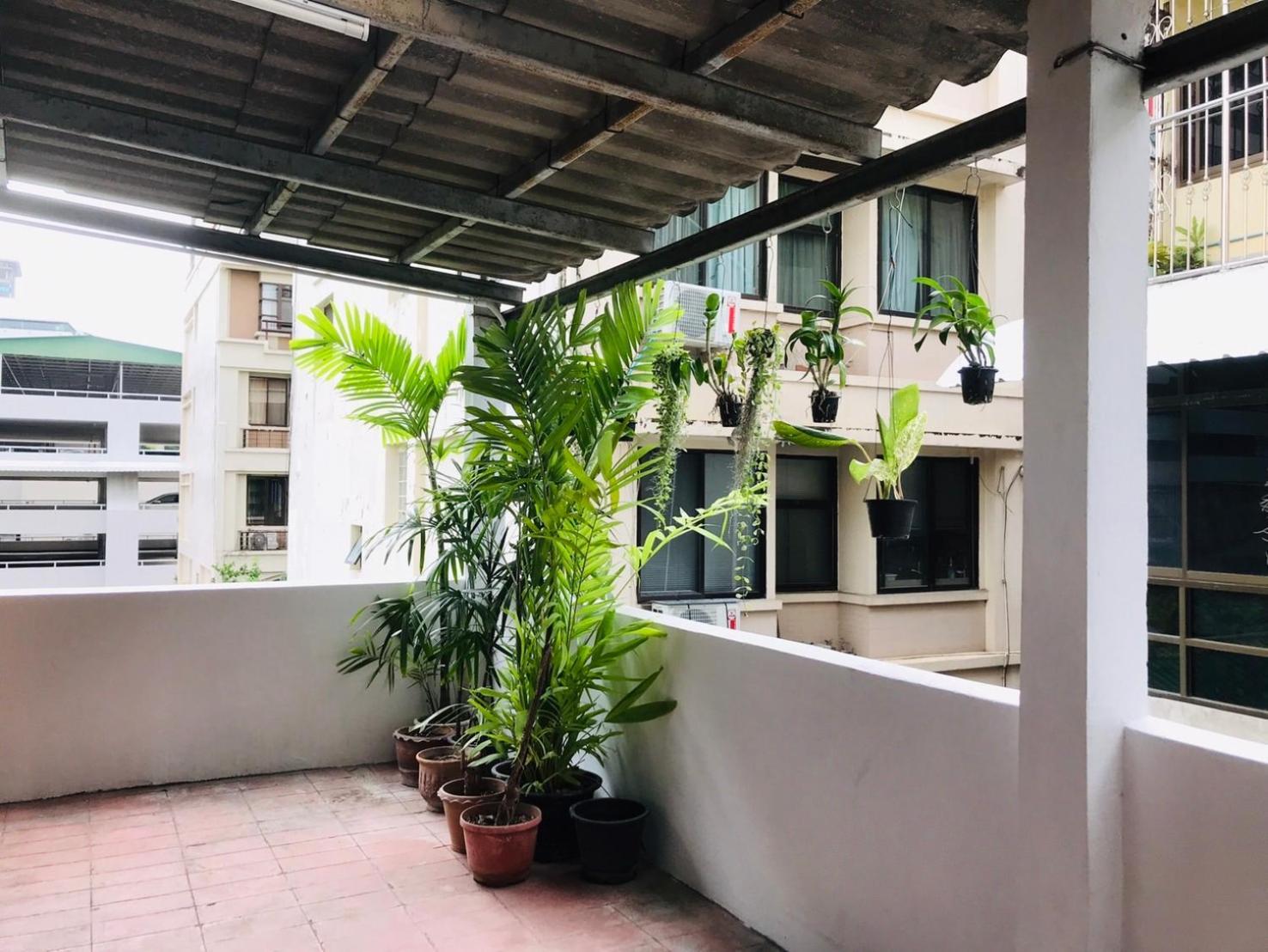 Silom Guesthouse Bangkok Ngoại thất bức ảnh