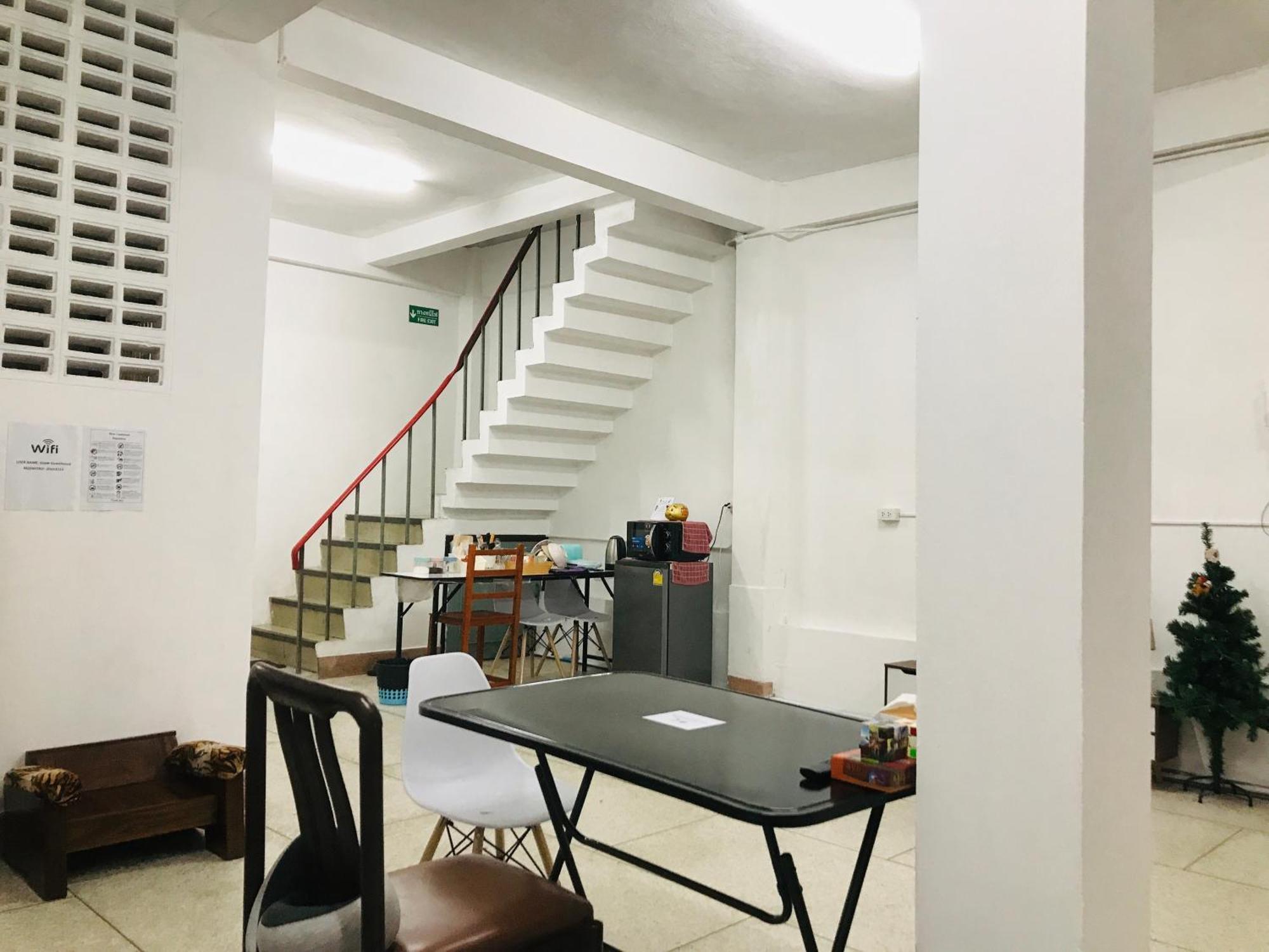 Silom Guesthouse Bangkok Ngoại thất bức ảnh