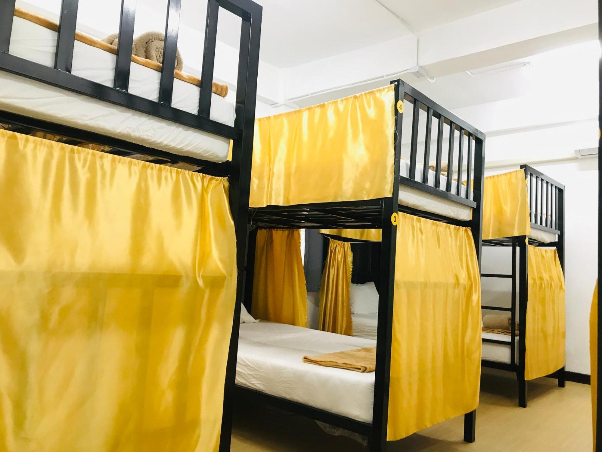 Silom Guesthouse Bangkok Ngoại thất bức ảnh