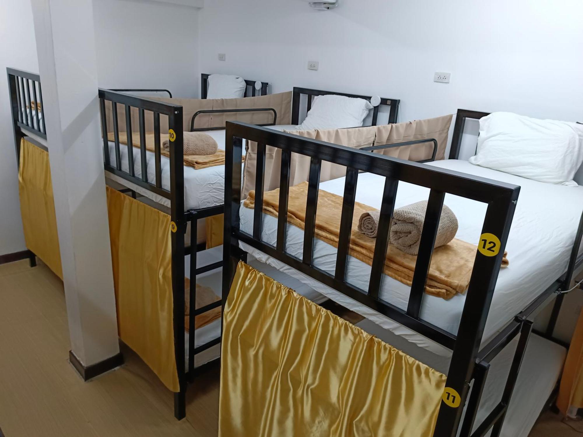 Silom Guesthouse Bangkok Ngoại thất bức ảnh