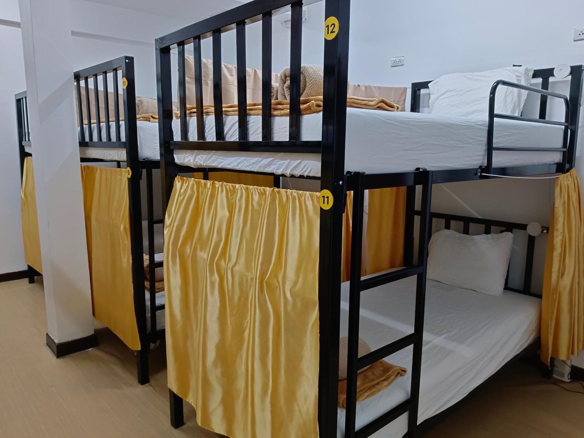 Silom Guesthouse Bangkok Ngoại thất bức ảnh